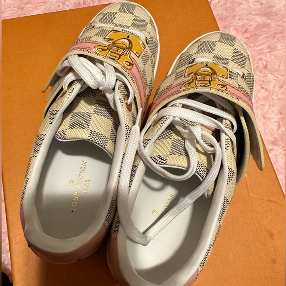 Wore twice strap LV sneaker - Picture 2 of 5